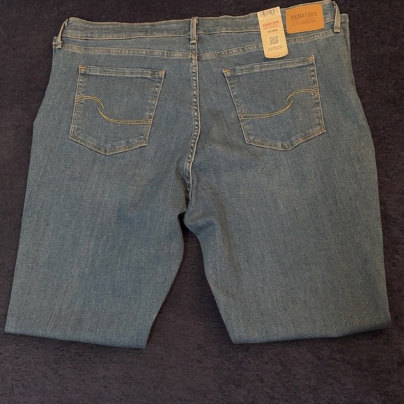 Signature by Levi Strauss Women's Boot Cut Jeans - Indigo - Picture 9 of 11